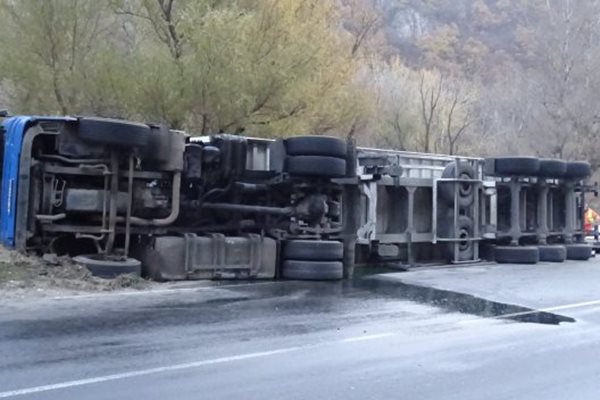 Камионът, който едва не пада в реката при Кресненското дефиле.