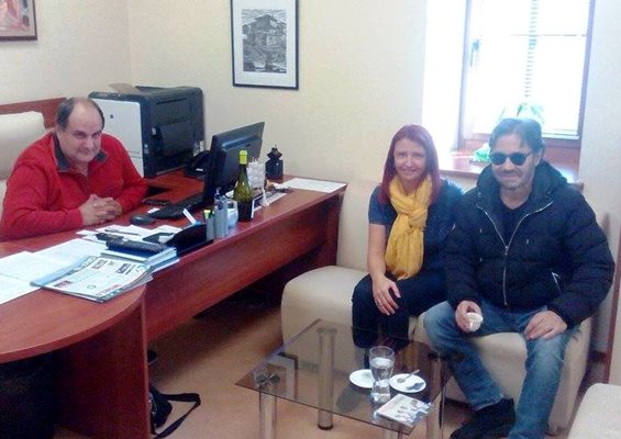 Ал Ди Меола в радио Бургас заедно с директора Кирил Костадинов и главния продуцент Даниела Костадинова.