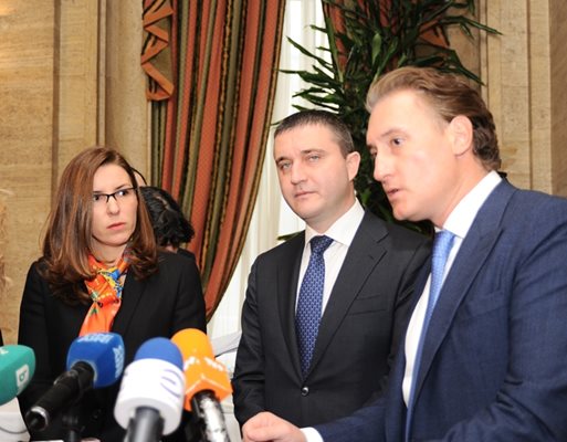 Домусчиев (вдясно), Горанов и Цанова по време на откриването на срещата дискусия. Снимки ДЕСИСЛАВА КУЛЕЛИЕВА