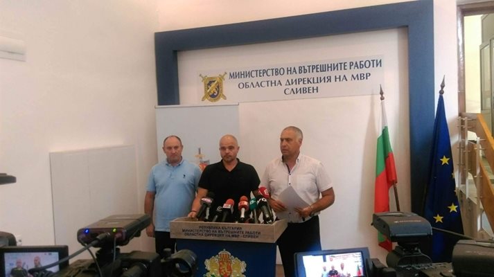 Главният секретар на МВР Ивайло Иванов (в средата) и окръжният прокурор на Сливен Пламен Стефанов (вдясно) разказват за акцията по залавянето на беглеца.