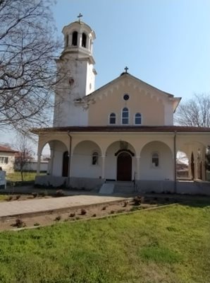 Православният храм "Св. Георги" в селото също е затворен.