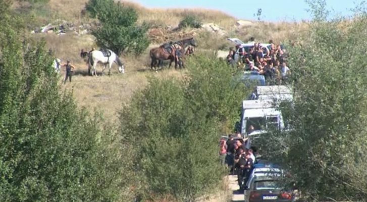 В акцията на полицията участват служители на полицията, жандармерията и конна полиция СНИМКИ: Антоанета Маскръчка