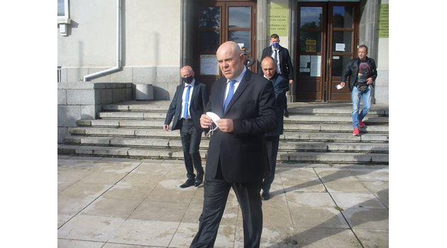 Главният прокурор Иван Гешев отказа да коментира в Стара Загора случая с гражданството на Кирил Петков, макар че като юрист имал собствена позиция по случая.