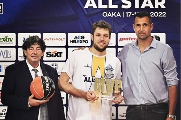 Александър Везенков с наградата за най-полезен играч в мача на звездите в Гърция. Снимка: Instagram/БФ баскетбол