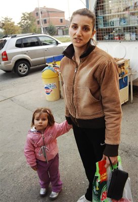 Спаска Митрова с детето си.
Снимка: Архив