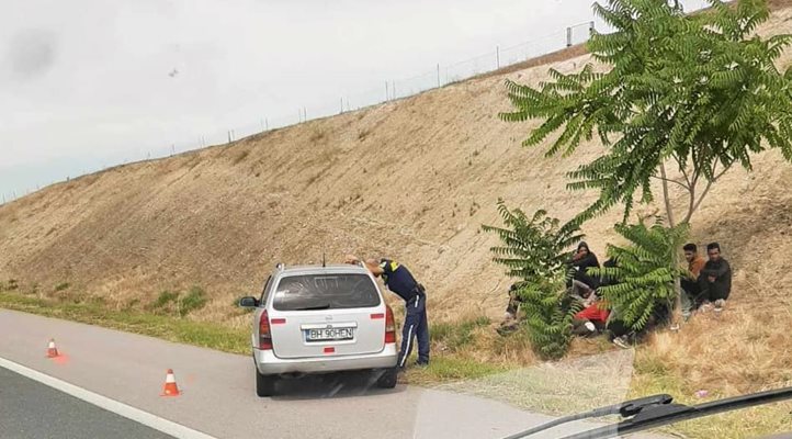 Група нелегални мигранти край магистралата в района на Ямбол. Снимка: фейсбук/Магистрала Тракия