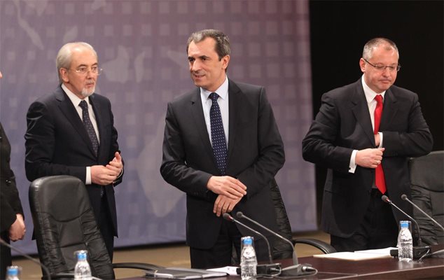 През 2013 г. премиер беше Пламен Орешарски, а коалиционни партньори - ДПС и БСП с техните лидери Лютви Местан и Сергей Станишев.