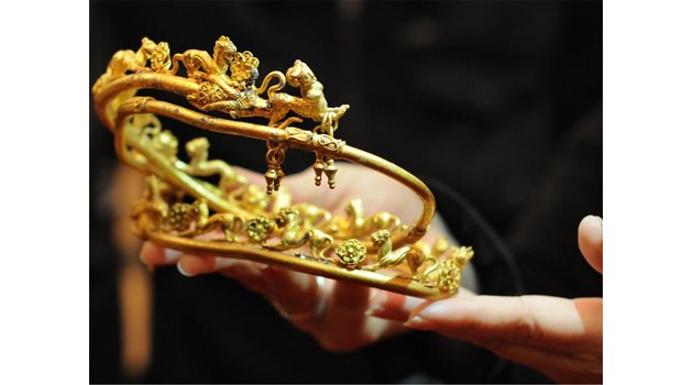 СЪДБА: Едно от златните украшения на убитата царица.