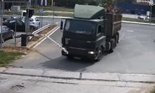 Камион помете жп прелез по линията Левски - Ловеч при сигнал за идващ влак (Видео)