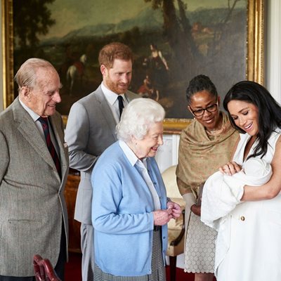 Кралицата беше първият член на кралското семейство, който се запозна с бебето, заедно с принц Филип и майката на Меган Маркъл - Дория Рагланд. Снимка: Ройтерс