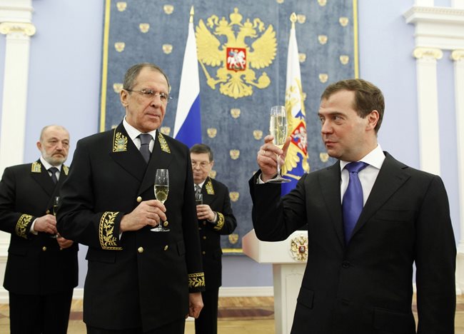 Външният министър на Русия Сергей Лавров по време на официално събитие заедно с бившия президент Дмитрий Медведев.