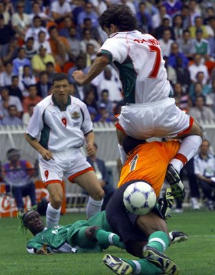 Емо Костадинов срещу Нигерия на световното във Франция '98. Крилото вкара единствения български гол на това първенство, но във вратата на Испания
