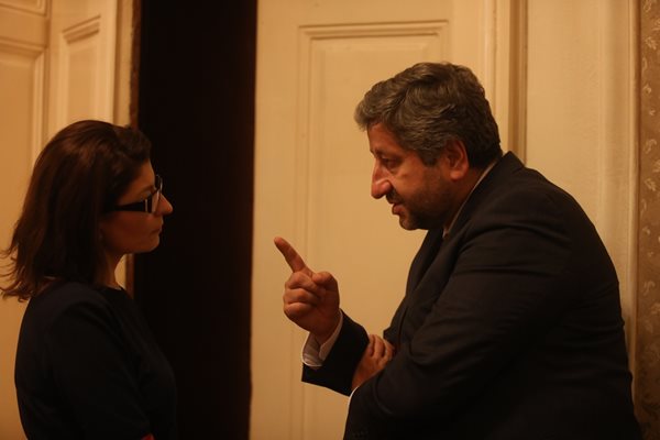 Десислава Атанасова и Христо Иванов обсъждат разпалено промените в Изборния кодекс и в кулоарите на парламента.