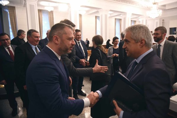 Председателя на енергийната комисия в парламента Делян Добрев поздравява Радев след подписване на споразумението. 
СНИМКА: ВЕЛИСЛАВ НИКОЛОВ