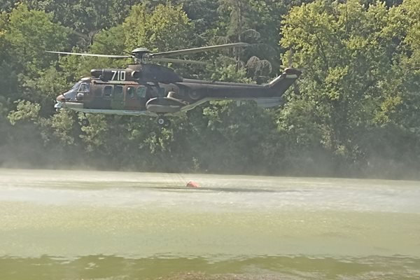 Наш военен хеликоптер черпи вода от езерото в Старозагорски минерални бани, за да участва в гасенето на пожара край Стара Загора.