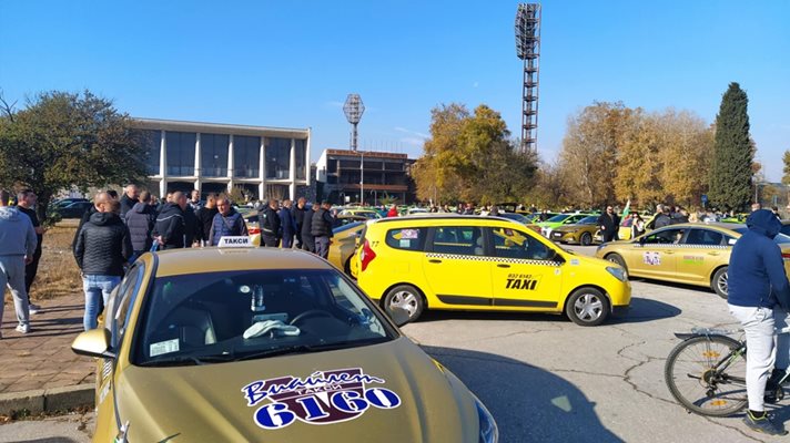 Такситата протестират в цялата страна.