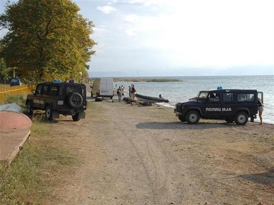 Джипове на македонската полиция около езерото