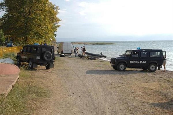 Джипове на македонската полиция около езерото