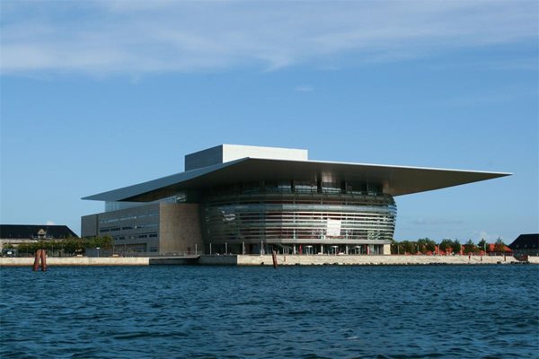 Сградата, в която е операта, е дело на архитекта Хенинг Ларсен и нейното изграждане е струвало над 500 млн. долара.