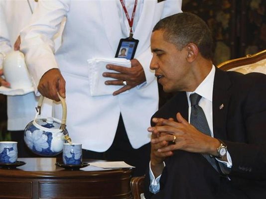 Важни политически срещи, разискващи световни проблеми, се провеждат по много по-спокоен и ефективен начин на по чаша чай. Това го знае и американският президент Барак Обама. 
СНИМКИ: “24 ЧАСА” И РОЙТЕРС