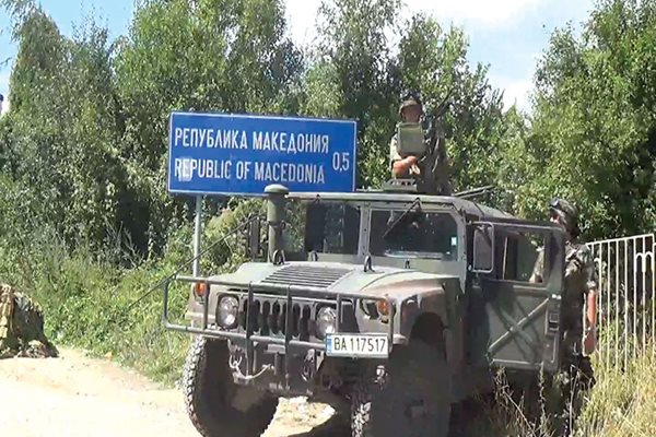 Военен джип охранява близо до ГКПП Гюешево.
