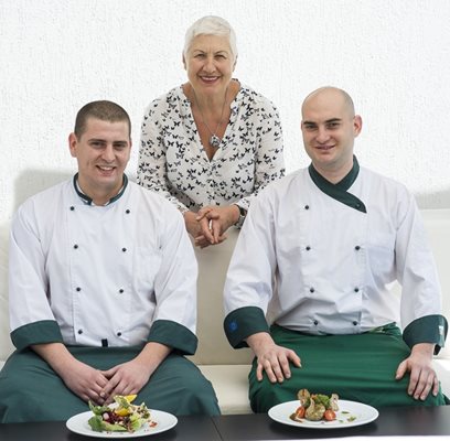 Рецептите са доведени до вкусово и дизайнерско съвършенство с помощтта на шеф готвачите на клиниката - Никола (вляво на снимката с д-р Емилова) и Илия.