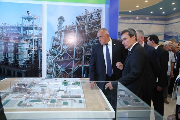 Премиерът Бойко Борисов разглежда Международната каспийска изложба за иновативни технологии в град Туркменбаши.