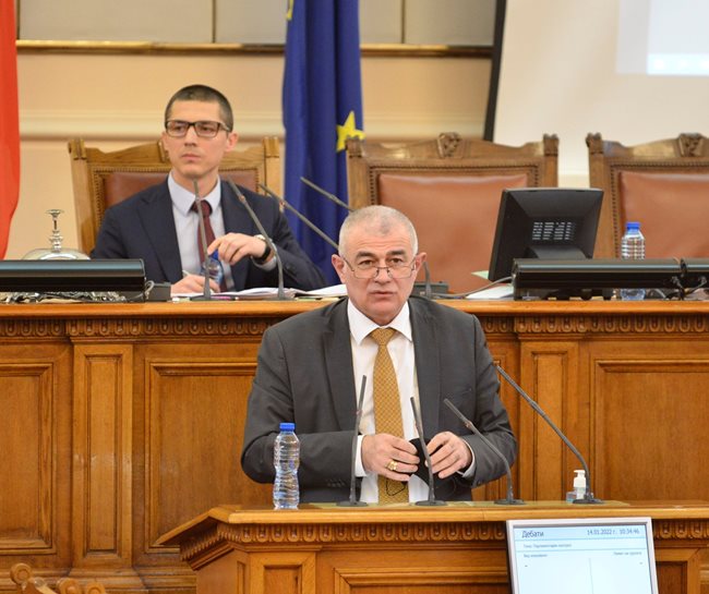 Социалният министър Георги Гьоков обясни, че решението кой вариант да се приложи ще е на Народното събрание.