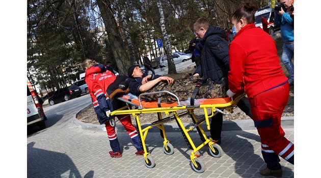 Медици помагат на войник, ранен при атаката в Яворов.
СНИМКИ: РОЙТЕРС
