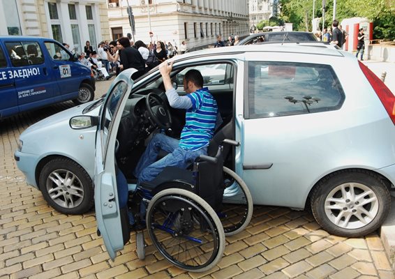 Хората с увреждания имат право на помощ за адаптиране на кола.
СНИМКА: АРХИВ