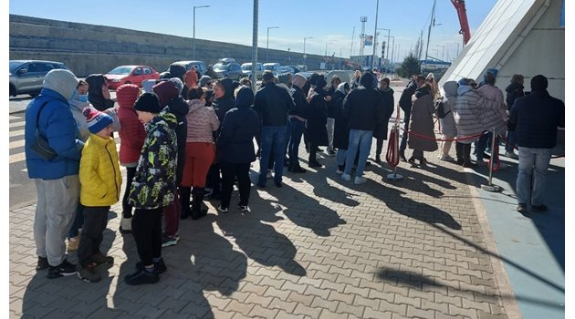 Украински бежанци чакат на опашка пред Областния кризисен център в Бургас, за да подадат документи за временна закрила.
СНИМКА: ТОНИ ЩИЛИЯНОВА