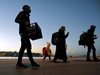 Гръцките власти са поискали от пътническите компании да превозват по-малко мигранти