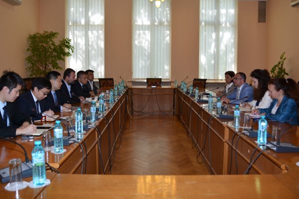 Заместник-министърът на транспорта Велик Занчев се срещна с представители на ръководството на компанията. СНИМКА: Министерство на транспорта, информационните технологии и съобщенията