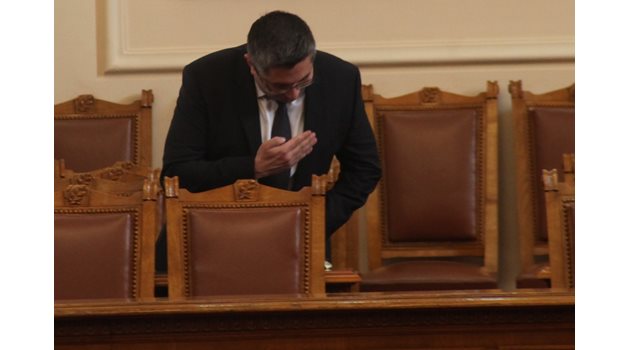 Николай Нанков, който все още изпълнява ангажиментите си като регионален министър, благодари на депутатите с поклон за топлото посрещане.