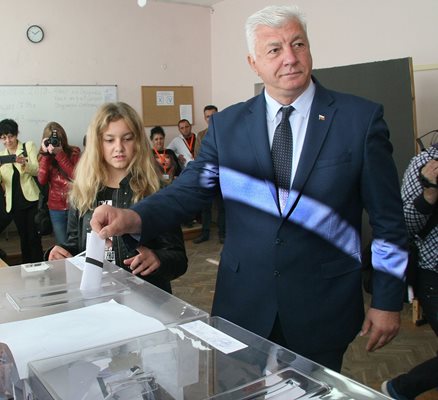 Здравко Димитров гласува с малката си дъщеря Рая. Снимки: Евгени Цветков