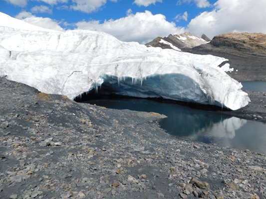 Ледникът Пасторури,  намиращ се   на 5000 м н.в., поради затоплянето  всяка година се топи все по-бързо от предходната и така скоро може и да изчезне.