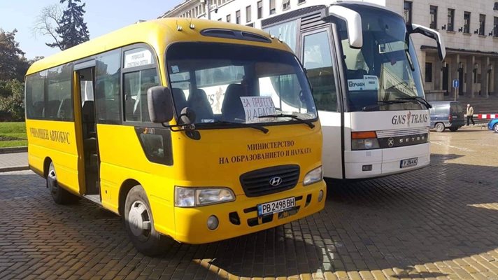 Училищен автобус предизвика верижна катастрофа на оживен булевард в Силистра