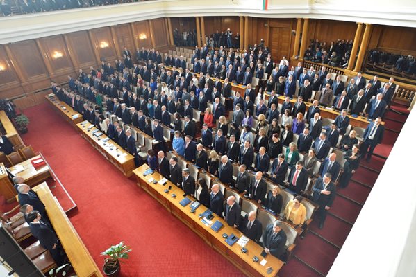 Депутатите полагат клетва в петия поред парламент в последните 3 г.