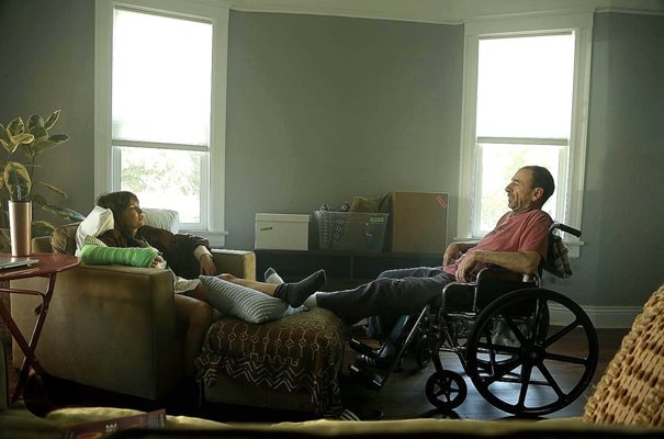 Кадър от филма "Сельодка", в който героят на Димитър Маринов е седнал в количката на своята дъщеря, за която се е върнал да се грижи в Америка