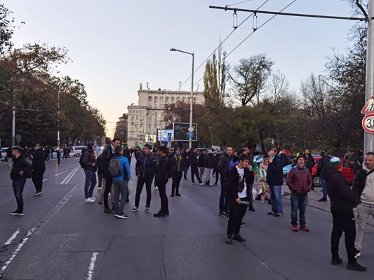 Български и унгарски футболни фенове протестират, блокираха "Орлов мост"
СНИМКА: Йордан Симеонов