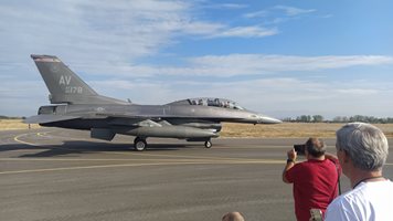 Радев излетя като втори пилот на F-16 от Граф Игнатиево (Снимки, видео)