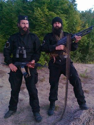 Братислав Живкович (вдясно) обича да позира с оръжие в ръка