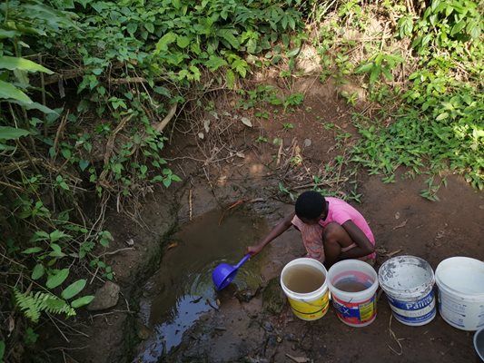 Така малките африканчета си набавят вода за пиене и хигиенни нужди.