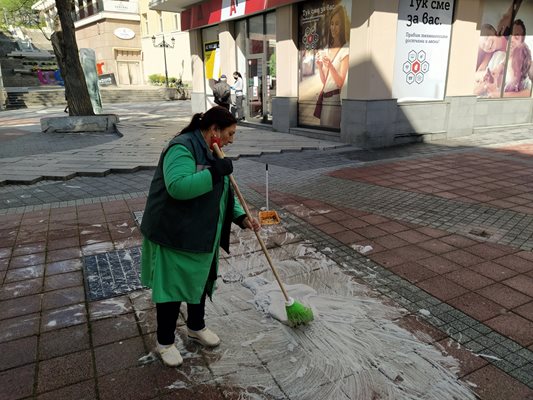 Друга метачка пък разснасяше пяната в резултат на поредното миене с дезинфектанти.