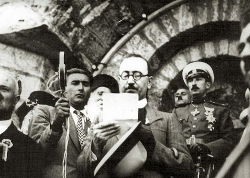 26 август 1934 г. Министър-председателят Кимон Георгиев чете слово по случай откриването на паметника на връх Шипка.
Вдясно е цар Борис Трети.
