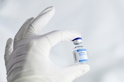 Ще спрат ли ваксините варианта Омикрон, чудят се западни издания