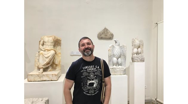 Стилиян Иванов е в музея на Дион,  който е недалеч от гроба на Орфей. На мястото му се е намирало древното прорицалище, предрекло световната и вечна слава на Александър Македонски.