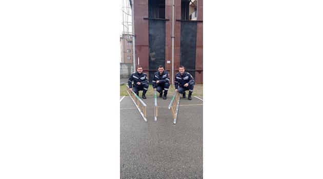 Росен Маринов, Георги Георгиев и Йордан Желев (от ляво на дясно) получават новите си стълби на марката “Грунвалд”.