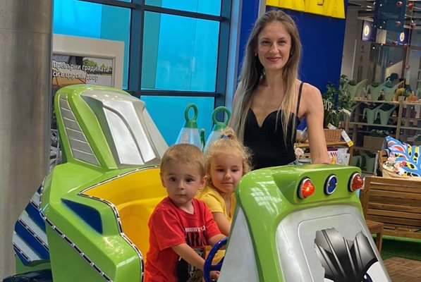 Елена заедно със сина си Кристиян и дъщеря си Сияна. 
(Снимките са специално предоставени на "24 часа" от страна на бащата)