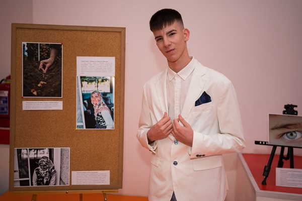 Муса Пашов при откриването на изложбата му в град Лозница
Снимка: Личен архив